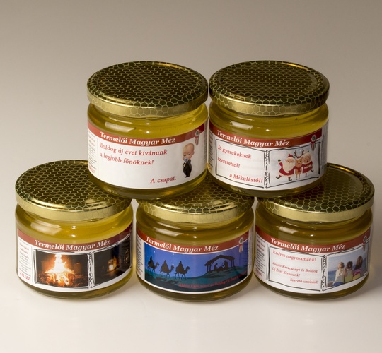 Egyedi c&iacute;mk&eacute;s m&eacute;z