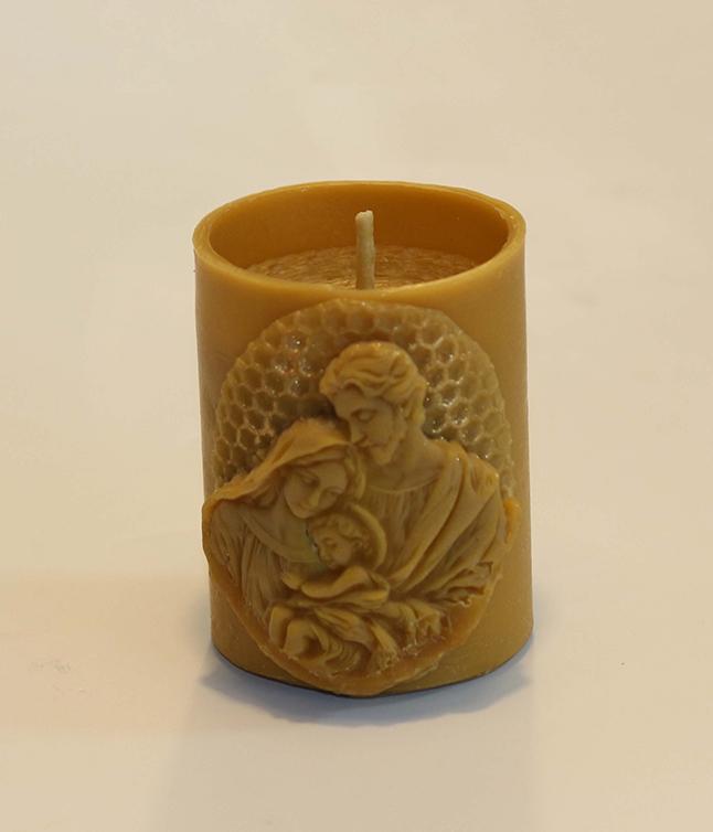 Viaszterm&eacute;kek &eacute;s gyerty&aacute;k - 133-1 (Szentcsal&aacute;ddal d&iacute;sz&iacute;tett t&ouml;mbgyertya)